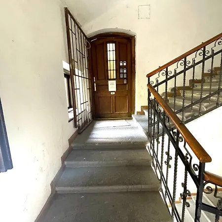 Aradi With Private Bathroom In The Centre 民宿