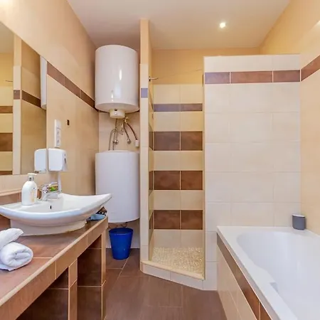 Synagogue Loft 3br Free Parking Budapest