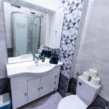 Diamond Lux - 4 Bedrooms 2 Bathrooms *