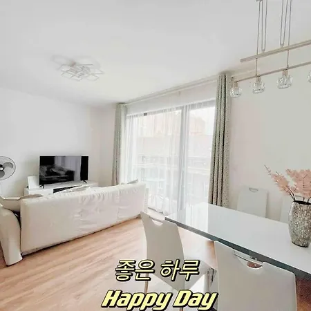 Spacious With Balcony And Garage Apartment *