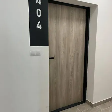 Apartment Spacious With Balcony And Garage *