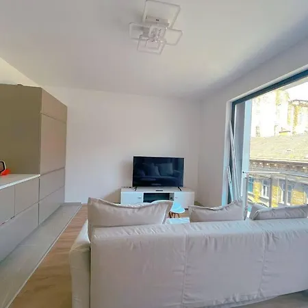 Spacious With Balcony And Garage Budapest