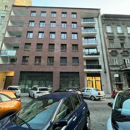 Spacious With Balcony And Garage * Budapest