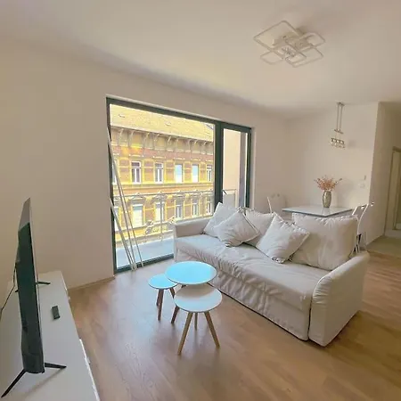 Spacious With Balcony And Garage Apartment Budapest