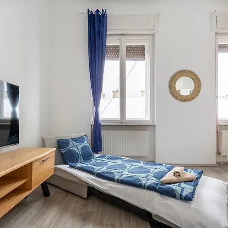 Apartment Vibrant Neighborhood Vibes *