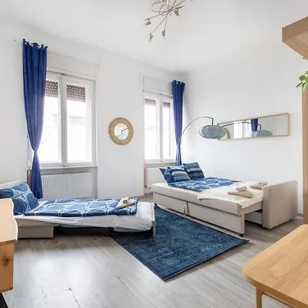 Apartment Vibrant Neighborhood Vibes *
