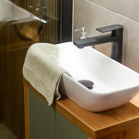 Boulevard Haven W Terrace & Ac By Nw Apartman