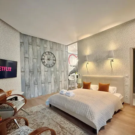 Stunning 3brm 3bath Julie Balcony & Views Apartment *