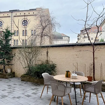 Spacious 5br Retreat For 16 By Dohany Synagogue & Fashion St * Budapest
