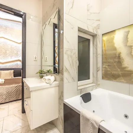 Extravagant & Modern Grand In The Center Of Apartment *