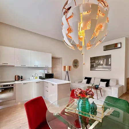 Stunning 3brm 3bath Julie Balcony & Views Apartment Budapest