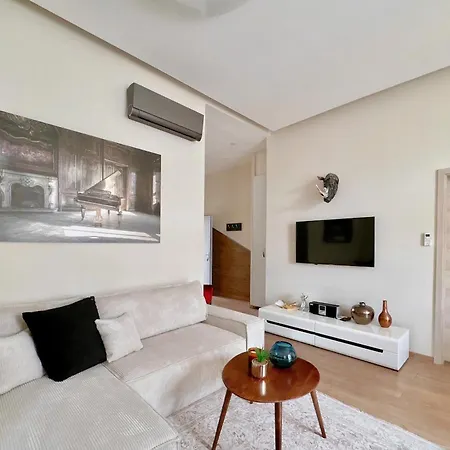 Stunning 3brm 3bath Julie Balcony & Views Budapest