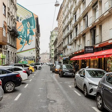 Stunning 3brm 3bath Julie Balcony & Views * Budapest