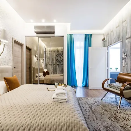 Stunning 3brm 3bath Julie Balcony & Views Apartment