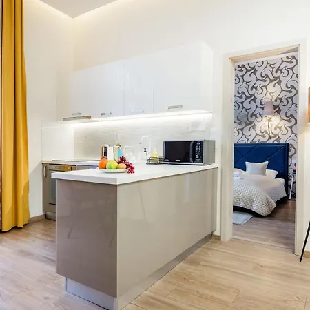 Stunning 3brm 3bath Julie Balcony & Views * Budapest