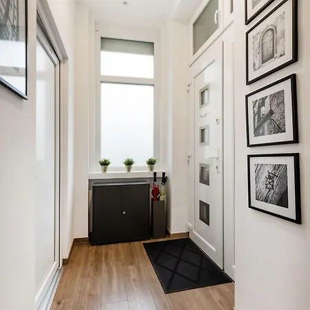 Stunning 3brm 3bath Julie Balcony & Views Apartment