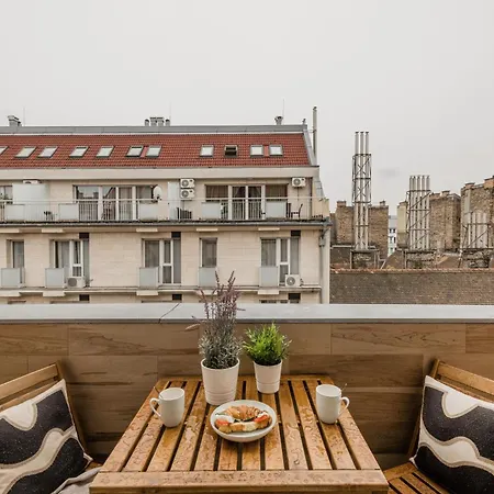 Stunning 3brm 3bath Julie Balcony & Views Apartment *