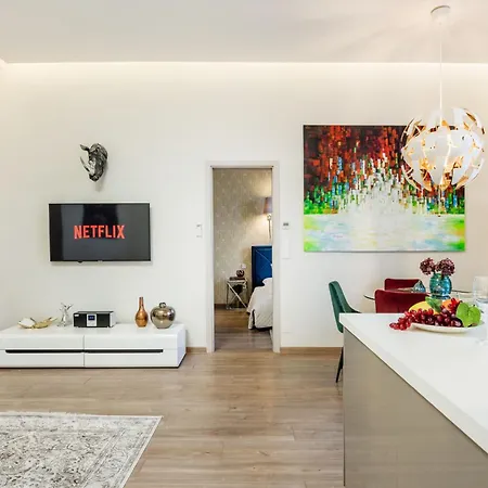 Stunning 3brm 3bath Julie Balcony & Views Apartment Budapest