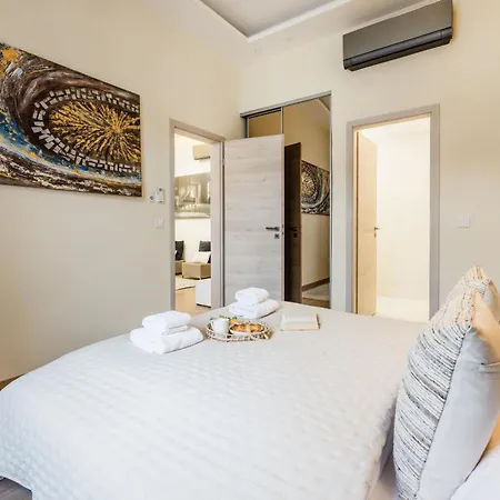 Stunning 3brm 3bath Julie Balcony & Views Budapest