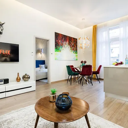 Stunning 3brm 3bath Julie Balcony & Views * Budapest