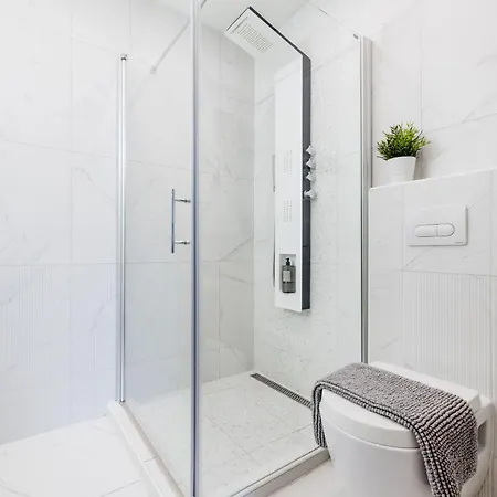 Stunning 3brm 3bath Julie Balcony & Views Apartment *