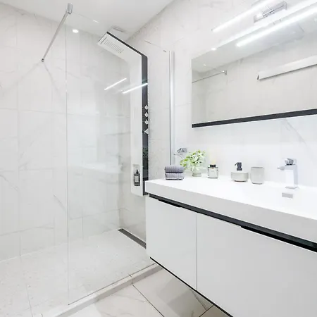 Stunning 3brm 3bath Julie Balcony & Views *