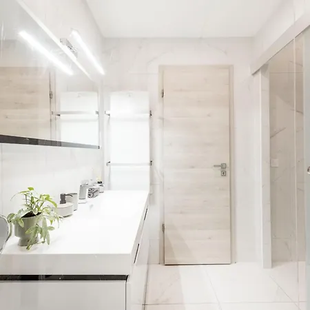 Stunning 3brm 3bath Julie Balcony & Views Budapest