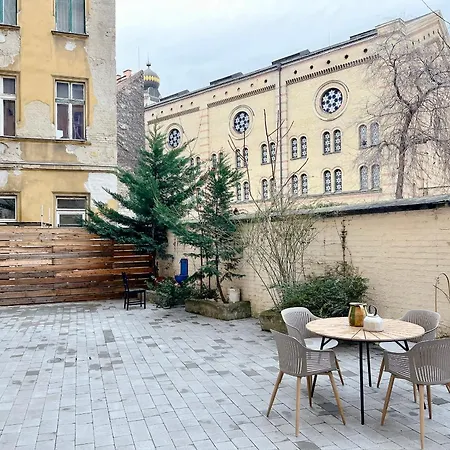 Spacious 5br Retreat For 16 By Dohany Synagogue & Fashion St * Budapest