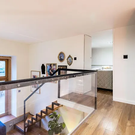 Spacious 5br Retreat For 16 By Dohany Synagogue & Fashion St Apartment *