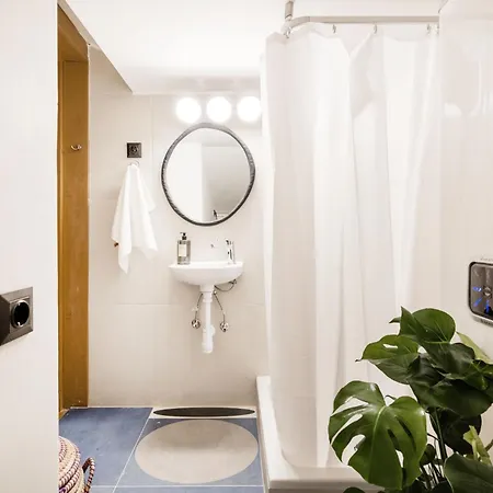 Spacious 5br Retreat For 16 By Dohany Synagogue & Fashion St Apartment Budapest