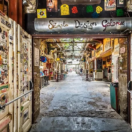 Experience Nightlife Right Next To Szimpla Kert Appartamento Budapest