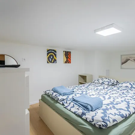 Apartment Cute Gallery Flat In Budapest, Spring