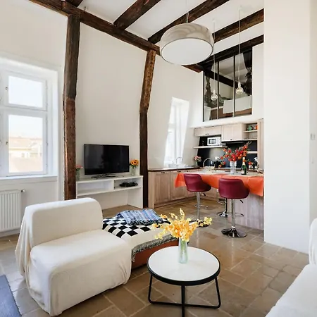 Charming By The Great Synagogue Apartment
