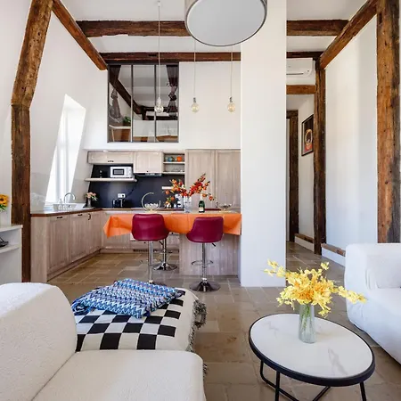 Charming By The Great Synagogue Apartment