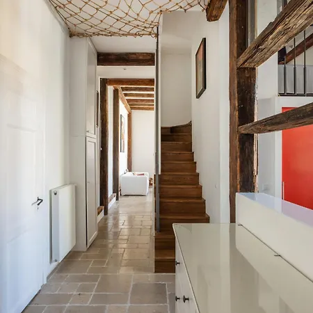 Charming By The Great Synagogue Apartment