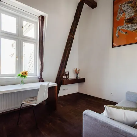 Charming By The Great Synagogue Apartment