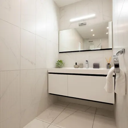 Apartment Stunning 3brm 3bath Julie Balcony & Views