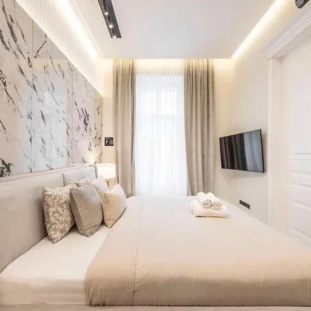 Luxurious High-end Grand Next To The Basilica Apartment *