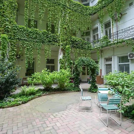 아파트 Beautiful Newly Refurbished Studio,fully Equipped Walking Distance To The Park Where Will Find The World Famous Szechenyi Thermal Bath Spa, Museums , And The Capital Circus , Ac, Smart Tv, High Speed Internet *