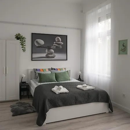 Beautiful Newly Refurbished Studio,fully Equipped Walking Distance To The Park Where Will Find The World Famous Szechenyi Thermal Bath Spa, Museums , And The Capital Circus , Ac, Smart Tv, High Speed Internet * 부다페스트