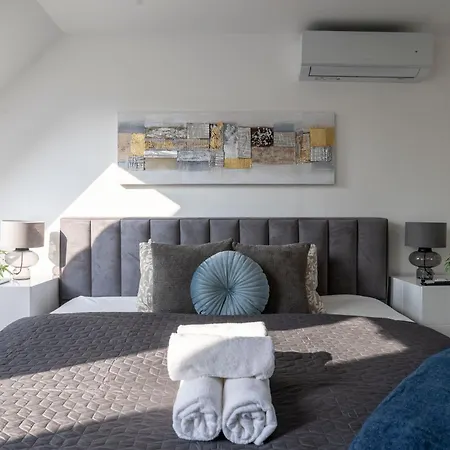 Deluxe & Minimalistic In The Heart Of Apartment