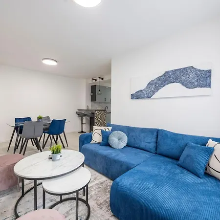 Deluxe & Minimalistic In The Heart Of Apartment *