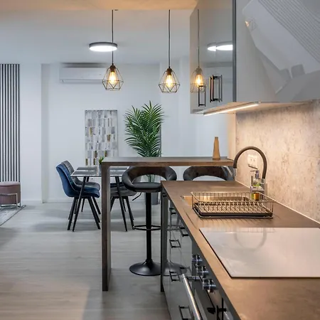 Deluxe & Minimalistic In The Heart Of Apartment