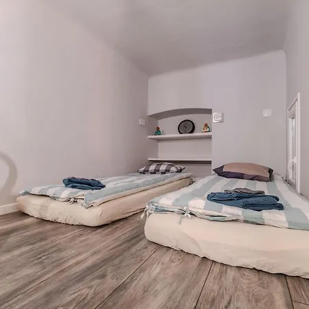Anna's Ruin Corner Apartment