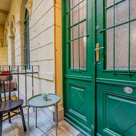 Anna's Ruin Corner Apartment Budapest