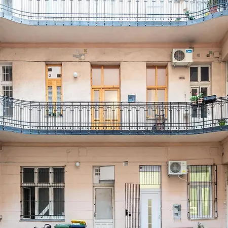 Modern - Close To Park Apartment *