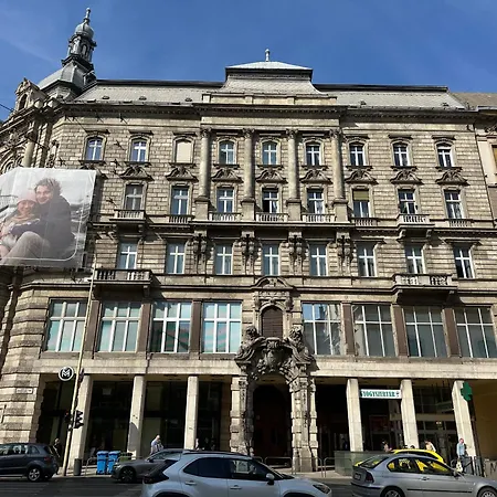 Exclusive & Grand Next To The Fashion St' Apartment