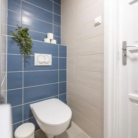 Exclusive & Grand Next To The Fashion St' Apartment