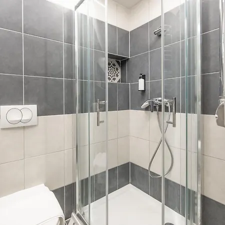 Exclusive & Grand Next To The Fashion St' Apartment