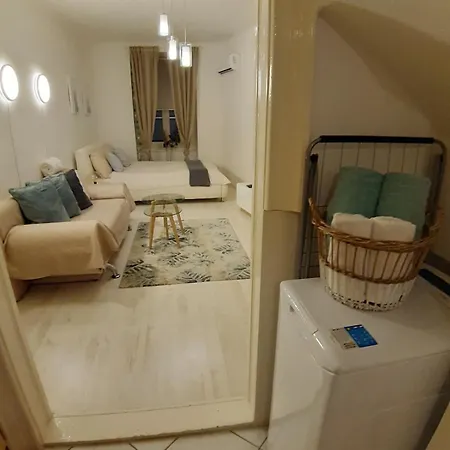 Palace District, Leisurely Nest In Crowded Dwntwn Apartment